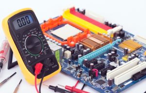 ¿Qué significan las letras de la placa de circuito impreso?